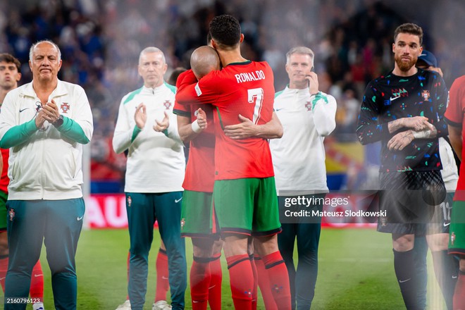 41-year-old Pepe leaned on 39-year-old Ronaldo's shoulder and cried like a child: My legs are tired, let's stop - Photo 2.