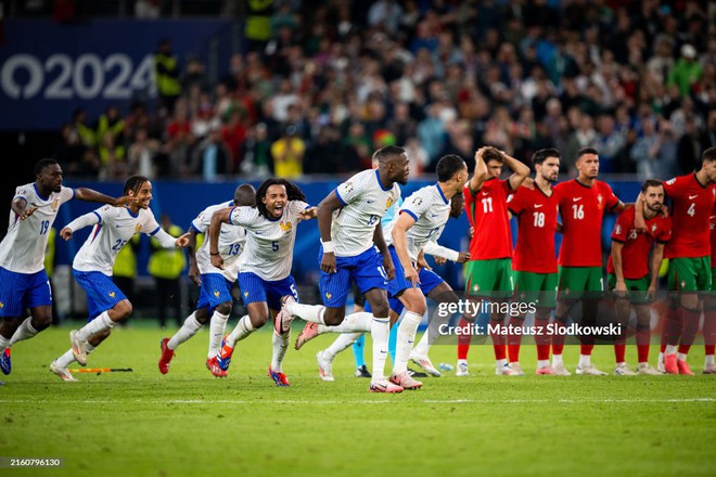 41-year-old Pepe leaned on 39-year-old Ronaldo's shoulder and cried like a child: My legs are tired, let's stop - Photo 10.