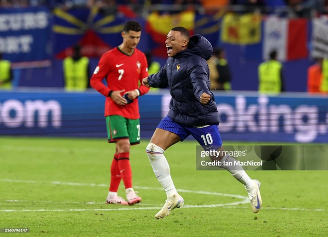 41-year-old Pepe leaned on 39-year-old Ronaldo's shoulder and cried like a child: My legs are tired, let's stop - Photo 9.