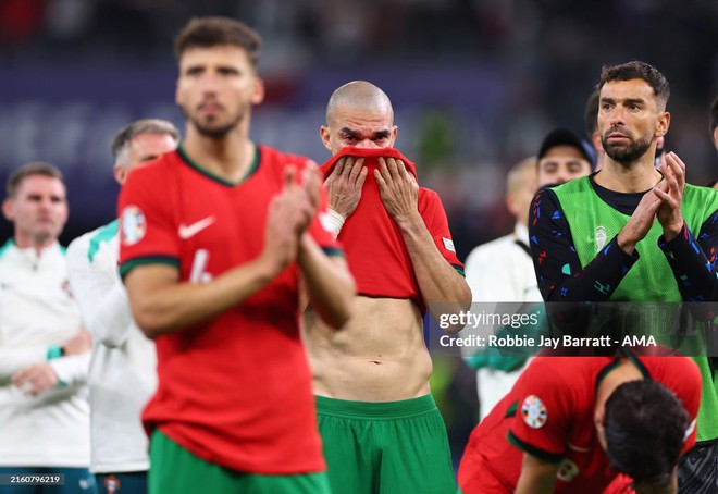 41-year-old Pepe leaned on 39-year-old Ronaldo's shoulder and cried like a child: My legs are tired, let's stop - Photo 5.