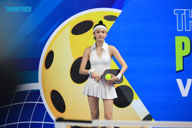 Loạt khoảnh khắc Hiền Hồ trên sân pickleball: Visual nổi bật nhưng không thấy nụ cười, thi đấu quyết tâm nhưng thành tích sấp mặt! - Ảnh 1.