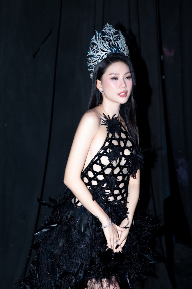 Họp báo Miss Universe Vietnam 2024: Bùi Quỳnh Hoa - Hương Giang đọ sắc, vương miện Tân Hoa hậu chỉ 24 triệu đồng - Ảnh 3.