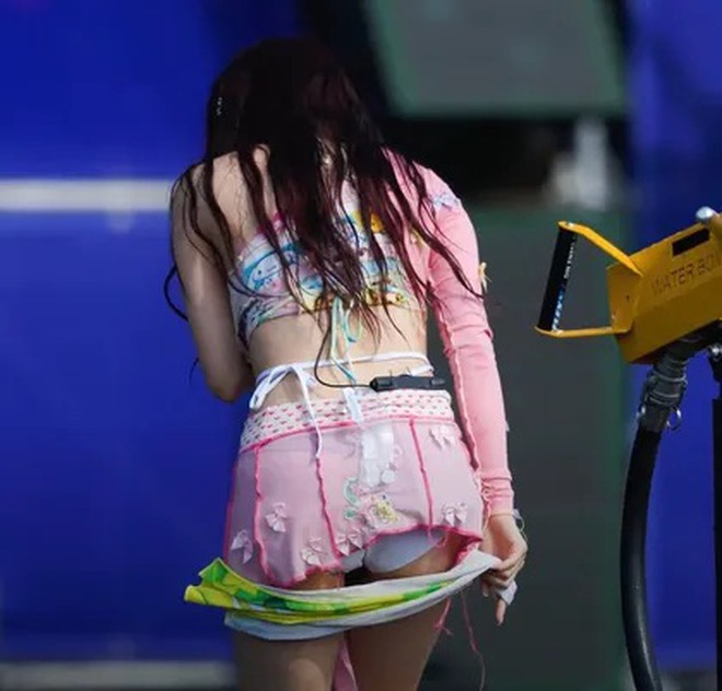 Nữ idol viral rần rần tại Waterbomb 2024: Body bốc lửa nhưng outfit gây tranh cãi