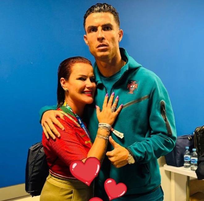 Nụ cười cuối cùng đã trở lại với Ronaldo trong ngày phải cay đắng rời Euro: Khi gia đình là điểm tựa vững chắc nhất - Ảnh 4.