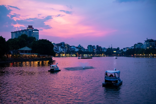 Hoàng hôn Hồ Tây mùa này đẹp da diết, mặc thời tiết đang &quot;khó chịu vô cùng&quot; - Ảnh 7.