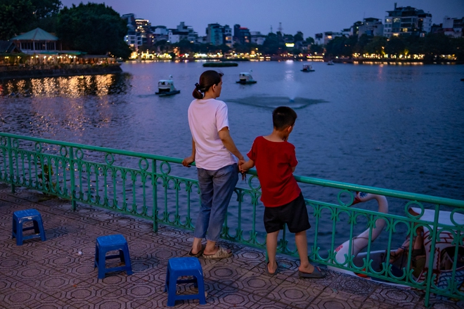 Hoàng hôn Hồ Tây mùa này đẹp da diết, mặc thời tiết đang &quot;khó chịu vô cùng&quot; - Ảnh 9.