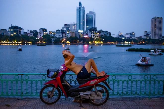 Hoàng hôn Hồ Tây mùa này đẹp da diết, mặc thời tiết đang &quot;khó chịu vô cùng&quot; - Ảnh 9.