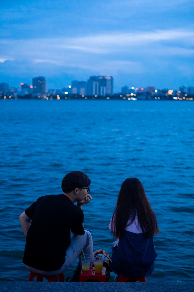 Hoàng hôn Hồ Tây mùa này đẹp da diết, mặc thời tiết đang &quot;khó chịu vô cùng&quot; - Ảnh 10.
