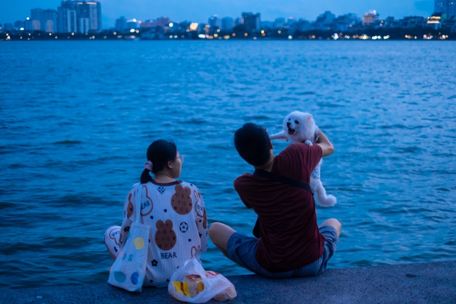 Hoàng hôn Hồ Tây mùa này đẹp da diết, mặc thời tiết đang &quot;khó chịu vô cùng&quot; - Ảnh 10.