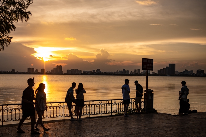 Hoàng hôn Hồ Tây mùa này đẹp da diết, mặc thời tiết đang &quot;khó chịu vô cùng&quot; - Ảnh 3.