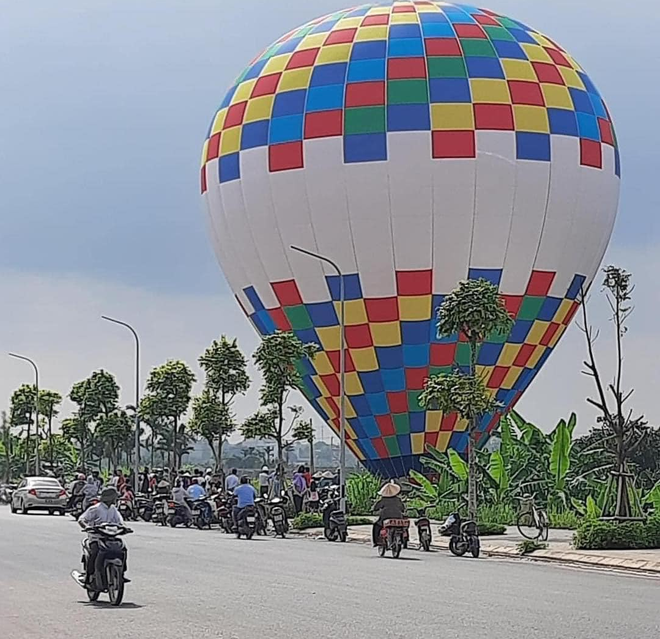 Hà Nội: Khinh khí cầu chở theo 9 người gặp lỗi kỹ thuật, phải hạ cánh khẩn cấp - Ảnh 1.