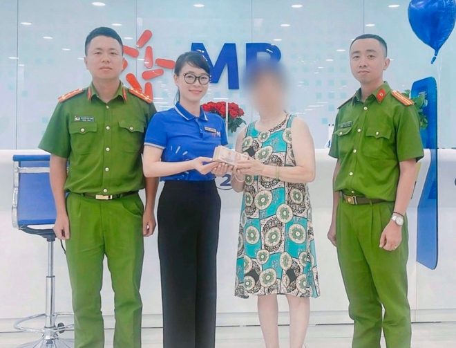 Đến ngân hàng chuyển khoản 100 triệu cho con, cụ bà bị ngừng giao dịch, nhân viên lập tức báo Công an - Ảnh 2.