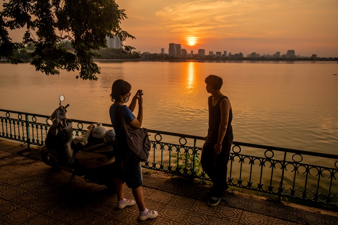 Hoàng hôn Hồ Tây mùa này đẹp da diết, mặc thời tiết đang &quot;khó chịu vô cùng&quot; - Ảnh 4.