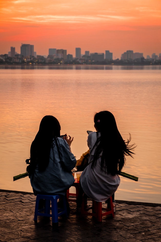 Hoàng hôn Hồ Tây mùa này đẹp da diết, mặc thời tiết đang &quot;khó chịu vô cùng&quot; - Ảnh 4.