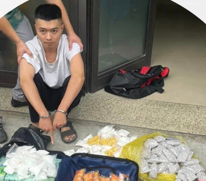 Bắt đối tượng vận chuyển 18kg ma túy tổng hợp ở Tây Hồ, Hà Nội - Ảnh 1.