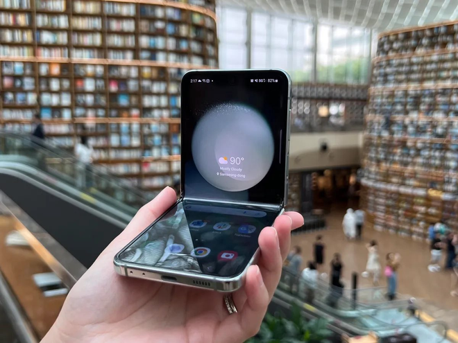 Chiếc smartphone đình đám của Samsung giảm khủng 12 triệu đồng, sở hữu hiệu năng không kém cạnh iPhone 14 - Ảnh 1. Chiếc smartphone đình đám của Samsung giảm khủng 12 triệu đồng, sở hữu hiệu năng không kém cạnh iPhone 14 - Ảnh 1.