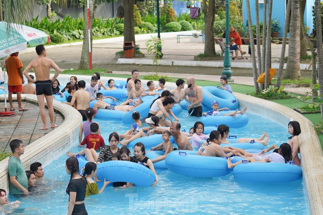 Nắng n&oacute;ng gay gắt, người d&acirc;n đổ về bể bơi, c&ocirc;ng vi&ecirc;n nước &lsquo;giải nhiệt&rsquo; cuối tuần - Ảnh 8.