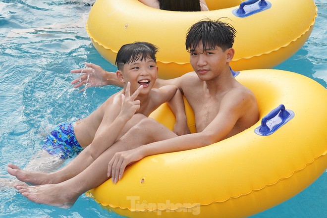 Nắng n&oacute;ng gay gắt, người d&acirc;n đổ về bể bơi, c&ocirc;ng vi&ecirc;n nước &lsquo;giải nhiệt&rsquo; cuối tuần - Ảnh 5.