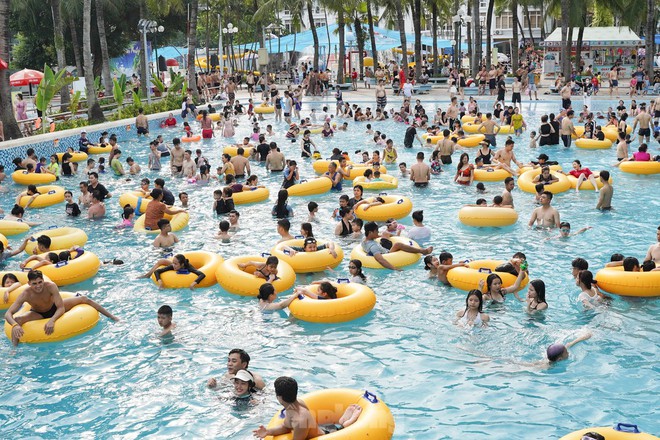 Nắng n&oacute;ng gay gắt, người d&acirc;n đổ về bể bơi, c&ocirc;ng vi&ecirc;n nước &lsquo;giải nhiệt&rsquo; cuối tuần - Ảnh 3.