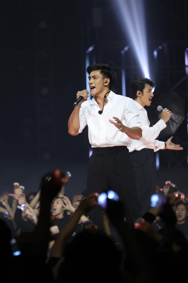 “Độc cô cầu bại” Duy Nhất debut ở Anh Trai Chông Gai, dân tình hoang mang: Hát vì anh thương em tại sao anh lại đeo găng đấm? - Ảnh 4.