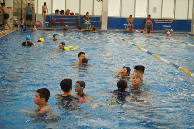 Nắng n&oacute;ng gay gắt, người d&acirc;n đổ về bể bơi, c&ocirc;ng vi&ecirc;n nước &lsquo;giải nhiệt&rsquo; cuối tuần - Ảnh 16.