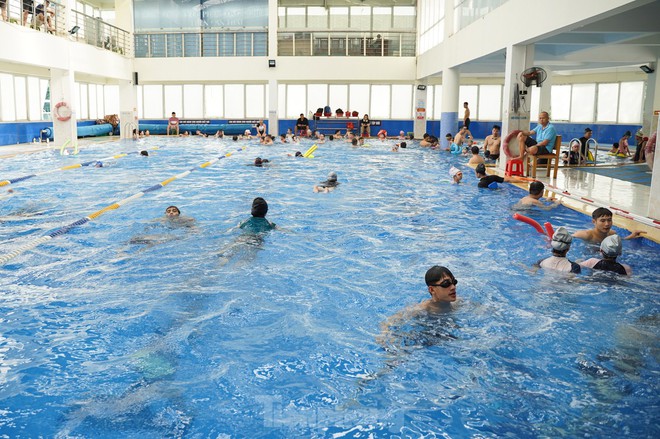 Nắng n&oacute;ng gay gắt, người d&acirc;n đổ về bể bơi, c&ocirc;ng vi&ecirc;n nước &lsquo;giải nhiệt&rsquo; cuối tuần - Ảnh 15.