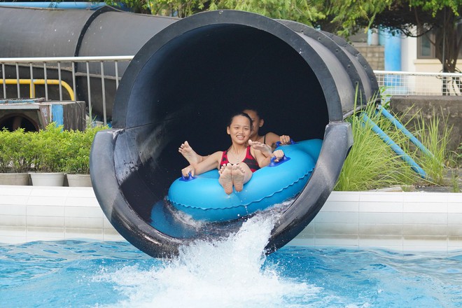 Nắng n&oacute;ng gay gắt, người d&acirc;n đổ về bể bơi, c&ocirc;ng vi&ecirc;n nước &lsquo;giải nhiệt&rsquo; cuối tuần - Ảnh 14.