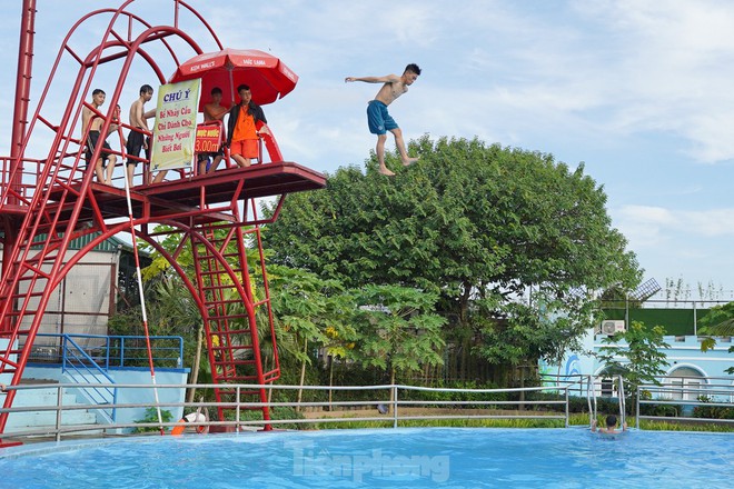 Nắng n&oacute;ng gay gắt, người d&acirc;n đổ về bể bơi, c&ocirc;ng vi&ecirc;n nước &lsquo;giải nhiệt&rsquo; cuối tuần - Ảnh 12.