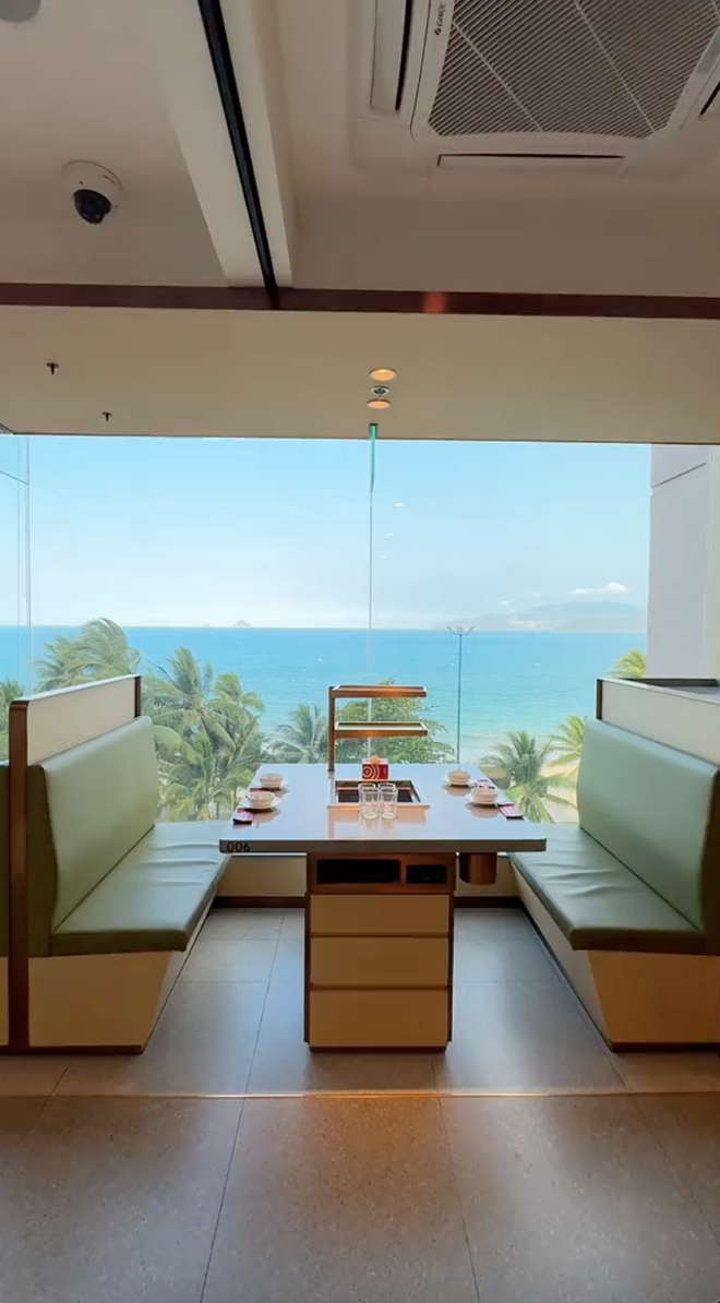 Xôn xao chi nhánh Haidilao có view &quot;đẹp nhất Việt Nam&quot;: Ăn lẩu ngay cạnh bờ biển xanh ngắt - Ảnh 1.