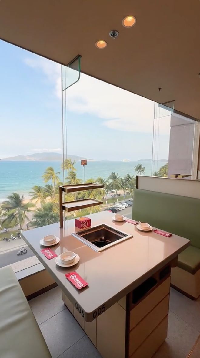 Xôn xao chi nhánh Haidilao có view &quot;đẹp nhất Việt Nam&quot;: Ăn lẩu ngay cạnh bờ biển xanh ngắt - Ảnh 1.