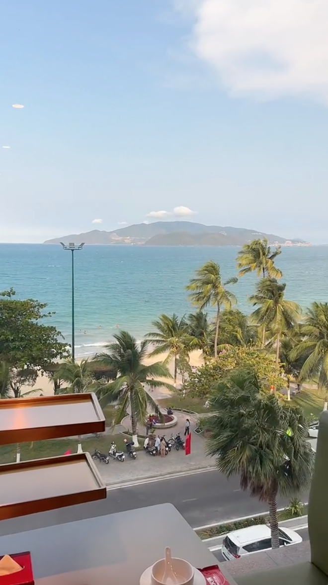 Xôn xao chi nhánh Haidilao có view &quot;đẹp nhất Việt Nam&quot;: Ăn lẩu ngay cạnh bờ biển xanh ngắt - Ảnh 1.