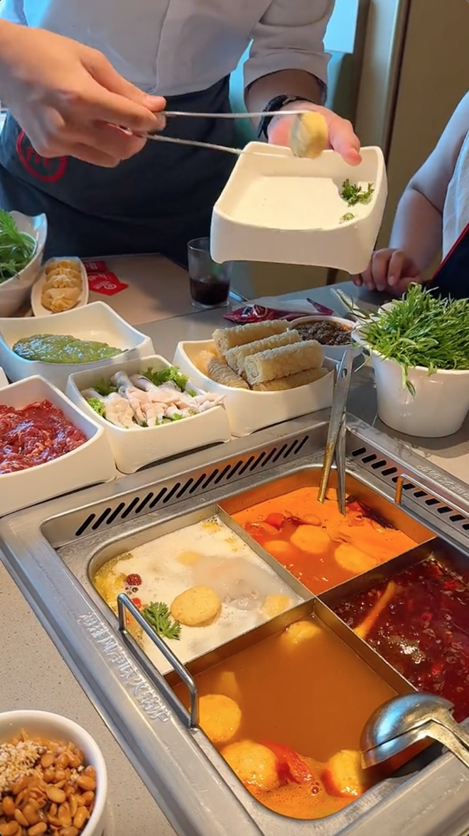 Xôn xao chi nhánh Haidilao có view &quot;đẹp nhất Việt Nam&quot;: Ăn lẩu ngay cạnh bờ biển xanh ngắt - Ảnh 2.