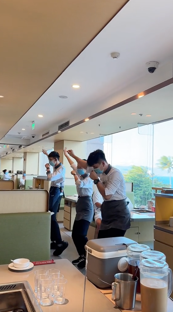 Xôn xao chi nhánh Haidilao có view &quot;đẹp nhất Việt Nam&quot;: Ăn lẩu ngay cạnh bờ biển xanh ngắt - Ảnh 3.