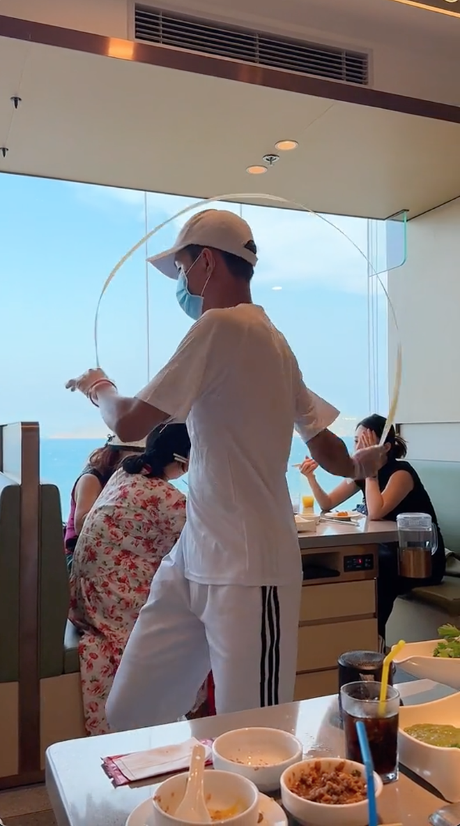 Xôn xao chi nhánh Haidilao có view &quot;đẹp nhất Việt Nam&quot;: Ăn lẩu ngay cạnh bờ biển xanh ngắt - Ảnh 3.