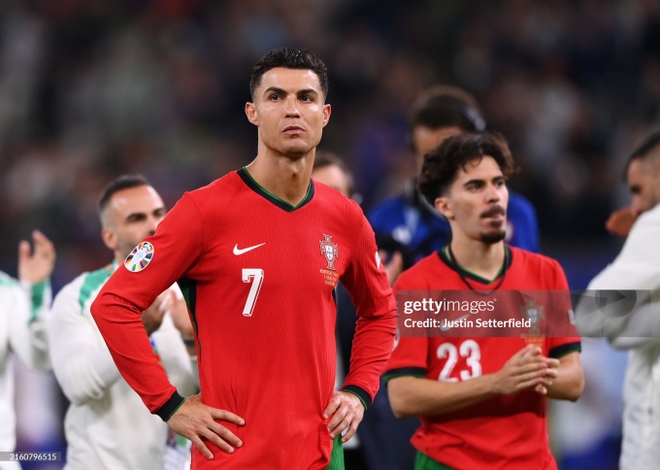 Ronaldo tách đội, đi “chữa lành” cấp tốc sau kỳ Euro thảm họa - Ảnh 3.