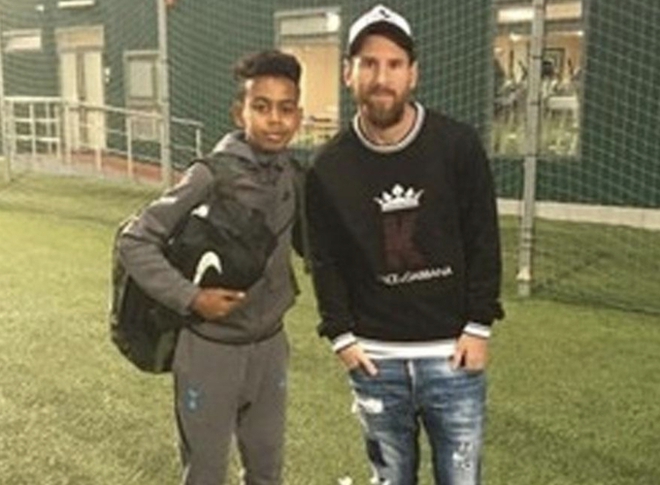 Hé lộ lý do thần đồng 16 tuổi tuyển Tây Ban Nha được Messi tắm khi mới 5 tháng tuổi - Ảnh 2.