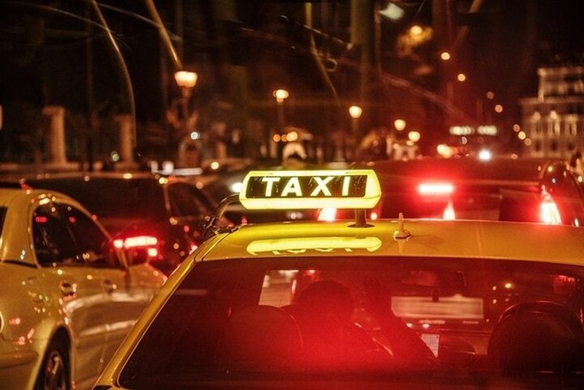 Tranh làn đường, gã trai ép hôn tài xế taxi để trả đũa, cảnh sát phải ra tay - Ảnh 1.