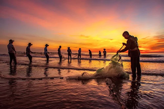 Nhộn nhịp cảnh kéo lưới rùng của ngư dân ở vùng biển Hà Tĩnh - Ảnh 4.