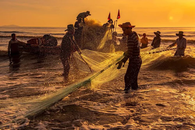 Nhộn nhịp cảnh kéo lưới rùng của ngư dân ở vùng biển Hà Tĩnh - Ảnh 3.