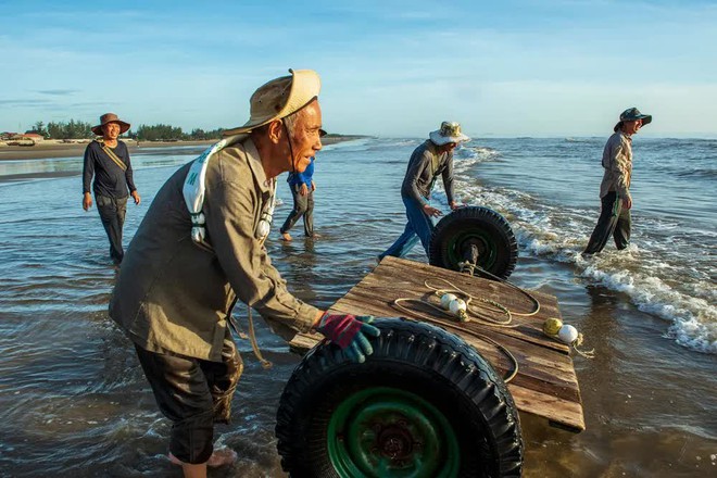 Nhộn nhịp cảnh kéo lưới rùng của ngư dân ở vùng biển Hà Tĩnh - Ảnh 7.