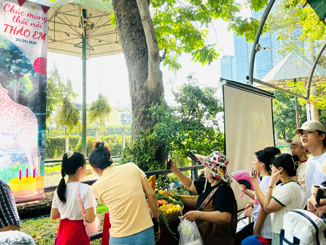 Thảo Cầm Viên đông nghịt ngày cuối tuần vì biến thành “trung tâm tiệc tùng”, mời cả nghìn người tham gia- Ảnh 25.