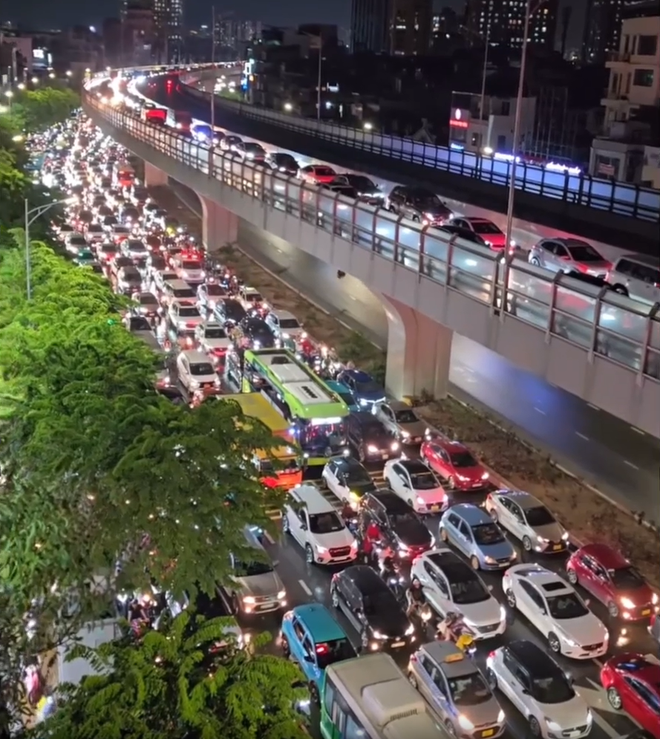 Nhiều tuyến phố Hà Nội ngập thành sông sau cơn mưa tầm tã giờ tan tầm, ùn tắc dài cả giờ đồng hồ- Ảnh 21.