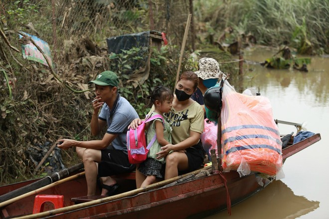 Bãi giữa sông Hồng ngập sâu, người dân đi chợ bằng thuyền- Ảnh 4.