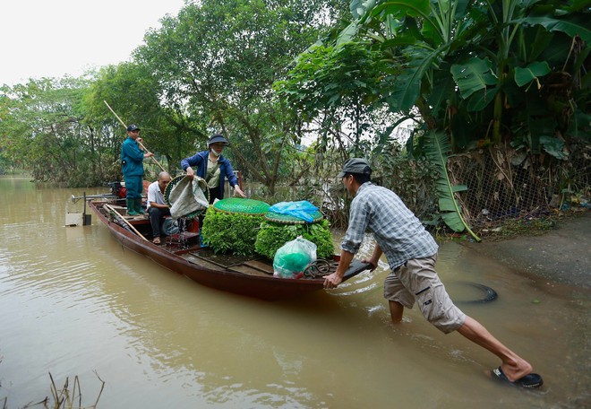 Bãi giữa sông Hồng ngập sâu, người dân đi chợ bằng thuyền- Ảnh 12.