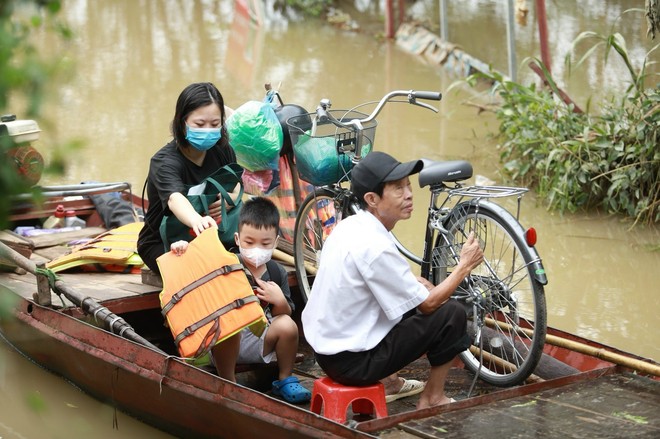 Bãi giữa sông Hồng ngập sâu, người dân đi chợ bằng thuyền- Ảnh 3.