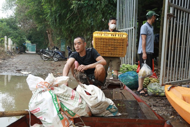 Bãi giữa sông Hồng ngập sâu, người dân đi chợ bằng thuyền- Ảnh 14.