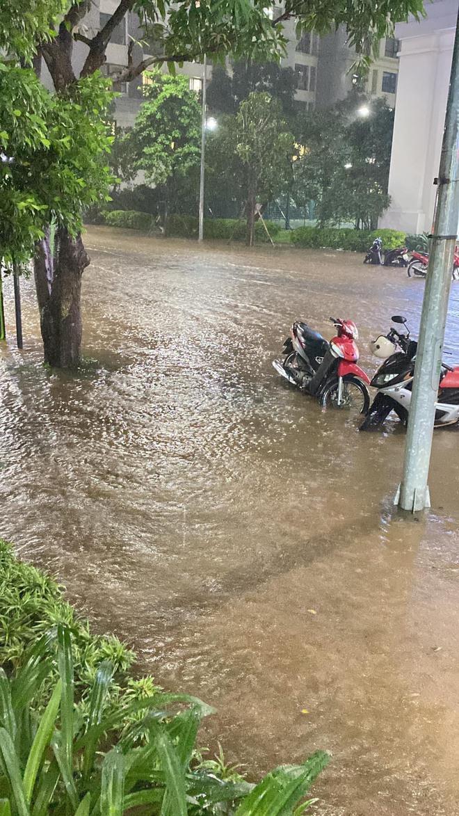 Nhiều tuyến phố Hà Nội ngập thành sông sau cơn mưa tầm tã giờ tan tầm, ùn tắc dài cả giờ đồng hồ- Ảnh 3.