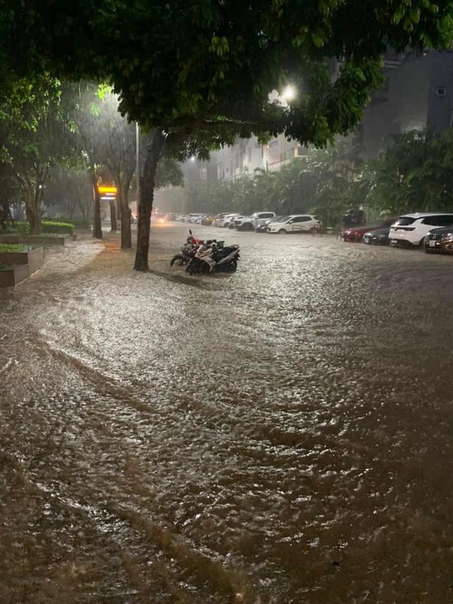 Nhiều tuyến phố Hà Nội ngập thành sông sau cơn mưa tầm tã giờ tan tầm, ùn tắc dài cả giờ đồng hồ- Ảnh 5.