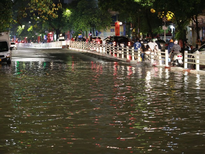 Nhiều tuyến phố Hà Nội ngập thành sông sau cơn mưa tầm tã giờ tan tầm, ùn tắc dài cả giờ đồng hồ- Ảnh 12.