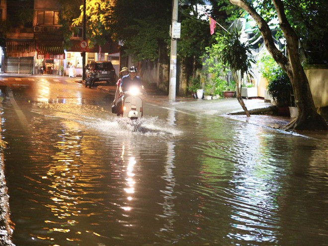 Nhiều tuyến phố Hà Nội ngập thành sông sau cơn mưa tầm tã giờ tan tầm, ùn tắc dài cả giờ đồng hồ- Ảnh 15.